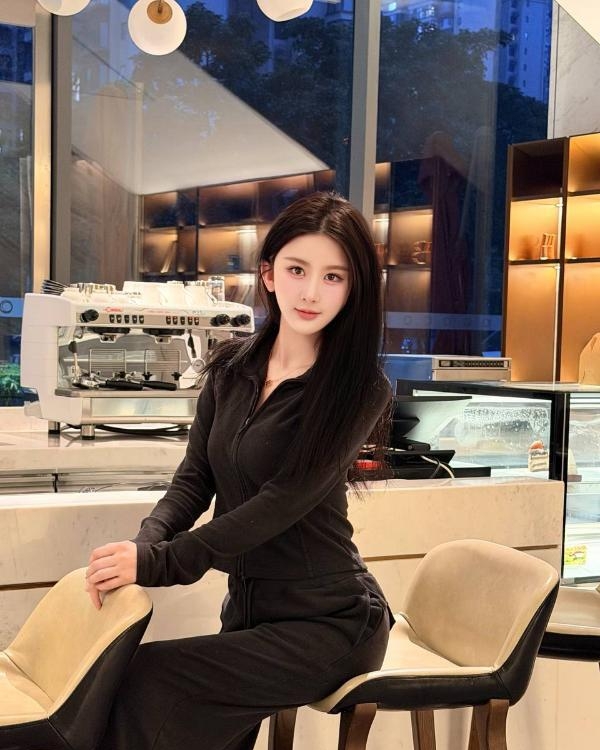 颜值御姐CC足交服务